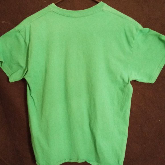 WALT DISNEY NWOT MERRY CHRISTMAS W MICKEY MOUSE MENS GREEN T SHIRT SZ MED - Picture 4 of 4